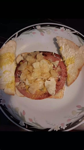 Had a taste for a fried bologna sandwich with mayo and little mustard with plain potato chips.. Do anybody still put chips on there sandwiches? | Veronica Johnson