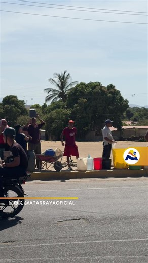 #AHORA | Vecinos de los sectores Simón Rodríguez, El Chaco, Ezequel Zamora y Brisas del Paraíso, esperan en la Avenida Andrés Eloy Blanco de Cumaná que una cisterna los surta de agua potable. Con sus envases plásticos, los ciudadanos aguardan para poder almacenar al menos un poco del recurso y poder solventar sus actividades cotidianas.