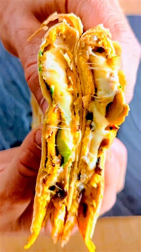 🥙 Wrap-omelette fondant 😋 Une idée ultra simple pour un repas express, équilibré et plein de goût 🤌 💛 Fondant, gourmand et prêt en quelques minutes ! 🧺 Ingrédients (pour 1 wrap) 🥚 2 œufs 🍄 3 champignons de Paris 🧅 1 petit oignon 🧀 Un peu de mozzarella râpée 🌿 Basilic frais & ciboulette 🫒 Huile d’olive 🧂 Sel, poivre 🌯 1 wrap 🔥 Préparation 1️⃣ Fais revenir l’oignon émincé et les champignons dans un filet d’huile d’olive. 2️⃣ Bats les œufs avec la ciboulette, puis verse sur la poêle c