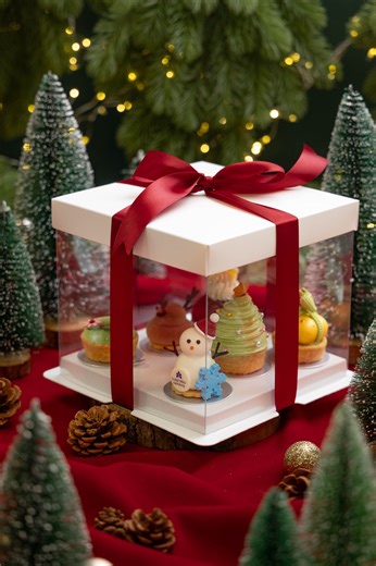 冬季甜點盛典 ❄️ 堅果旋轉木馬 × 聖誕點心禮盒 西點行政主廚 劉靖晟 Nicholas Liu 以全巧克力製作「堅果旋轉木馬」，濃郁可可香氣結合層層堅果風味，點亮一座夢幻的可可樂園，咖啡廳更同步推出期間限定 「聖誕點心禮盒」，一組六款，包含聖誕樹、麋鹿、雪人等造型甜點，描繪專屬冬季的溫暖故事。 ​ 🎁期間限定－2025/12/31 ✦ 堅果旋轉木馬 NT$ 2,280 / 組 ✦ 聖誕點心禮盒 NT$ 480 / 組 ✦ 預訂專線｜07-337-7005 #6610 | 高雄日航酒店Hotel Nikko Kaohsiung