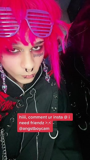 Connecting Through Scene Fashion in Roblox