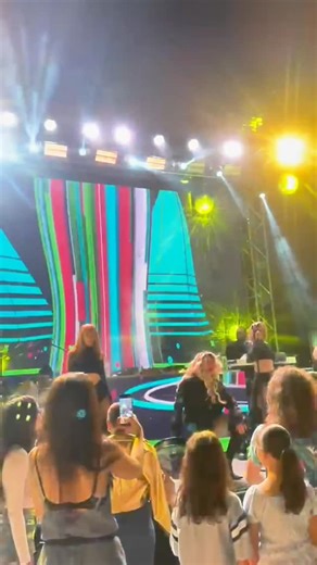 Musik Sound | "Bine mersi", una dintre cele mai cunoscute piese ale Lorei @loraofficial a răsunat pe scena amplasata de @musiksound.ro la Gala Unica... | Instagram