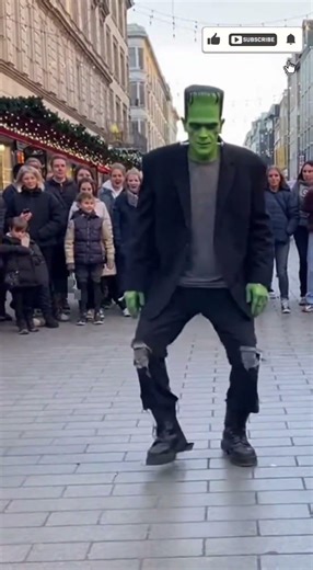 Crowd in Disbelief as a Street Performer Dances to Billie Jean… But It’s FRANKENSTEIN 😱🧟‍♂️🕺