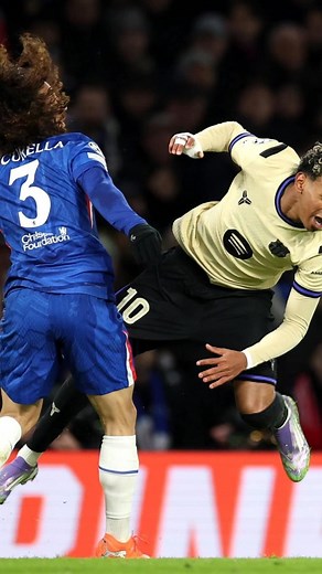 😲 เก็บยามาลใส่กระเป๋า! มาร์ค กูกูเรย่า โชว์ฟอร์มโหดเกม เชลซี กระซวก บาร์ซ่า 3-0 มาร์ค กูกูเรย่า แบ็กซ้ายหัวฟูของเชลซี โชว์ฟอร์มสุดแกร่งในเกมถล่มบาร์เซโลน่า 3-0 ในศึกยูฟ่า แชมเปี้ยนส์ ลีก รอบลีกเฟส นัดที่ 5 เมื่อคืนวันที่ 25 พฤศจิกายน 🌟 นอกจากปิดฝั่งซ้ายจน ลามีน ยามาล เล่นไม่ออก แล้ว ยังมีส่วนร่วมกับประตูแรก และเป็นจังหวะที่ทำให้ โรนัลด์ อาเราโฮ โดนใบแดงอีกด้วย 🔥🔴 📊 สถิติเด่นของกูกูเรย่า ⏱️ ลงเล่น : 90 นาที ⚽️ สัมผัสบอล : 97 ครั้ง 🎯 ผ่านบอลเข้าเป้า : 87% (55/63) 👟 สร้างโอกาส : 1 ครั้ง 💥 เ