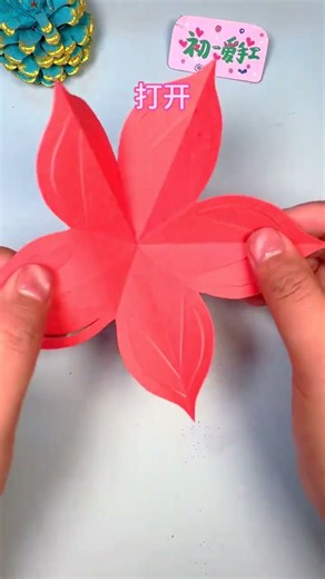 Cut National Day window paper for a festive atmosphere