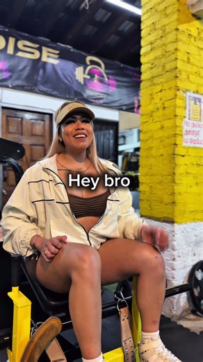 Viri Pineda on Instagram: "Oye sis, pásame los de 20 please #gymhumor #humorgym #humor #motivacionalgym #gymrat @publii_shop @gymparadisevalledebravo @paopinedab"