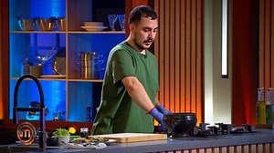 3.4M views · 60K reactions | Masterchef 2024, 10 septembrie. Petre Catană, barista, i-a făcut pe chefi să moară de râs. A gătit pietre! Reacția lui chef Dumitrescu: ”Nu mesteca, o să te doară!” --- https://pro-link.ro/qHU | MasterChef Romania | Facebook