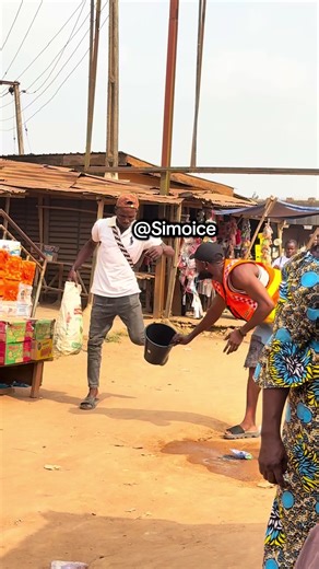 Hilarious Water Splashing Prank Confuses Bros