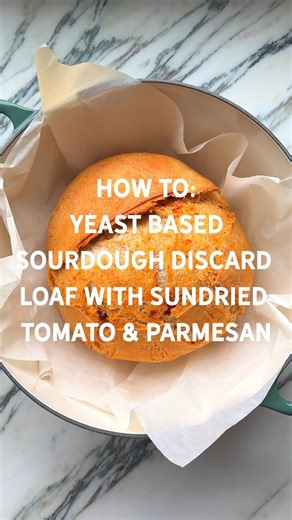 This loaf is a savoury dream! The Sundried Tomato and Parmesan pair wonderfully with the tangy hint of this Yeast-Based Loaf. Fleischmann's Quick-Rise Yeast helps achieve a lovely texture and speed. 🍞 Check out the full recipe below! https://bakegood.ca/baking-recipes/sourdough-discard-loaf-with-sundried-tomato-parmesan/ -- Ce pain est un vrai délice salé ! Les tomates séchées et le parmesan se marient à merveille avec la légère acidité de ce pain à base levure. La levure Levée rapide Fleischma