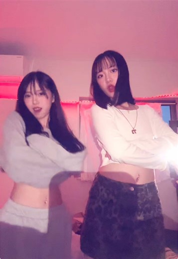 夏前に楽しむへそ出しファッション