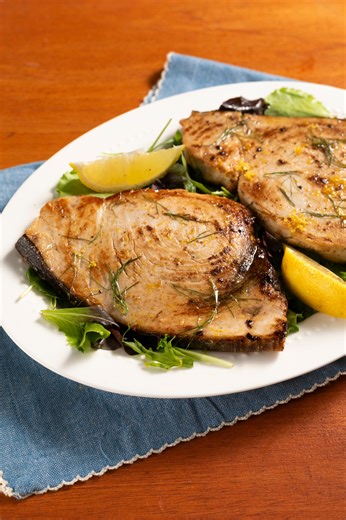 Pesce spada? Sì, ma in padella!😍💛 Facile, veloce e gustosissimo😋 Cosa chiedere di meglio?🚀 Manu Cookandrock Trovate il testo ricetta qui 👉 https://ricette.giallozafferano.it/Pesce-spada-in-padella.html | Giallozafferano