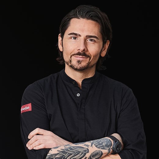 Kulinarik trifft auf einzigartige Geschichten bei den Miele Chef Stories! Was Euch erwartet? 10 herausragende Spitzenköche mit 10 einzigartige Geschichten in einer exklusiven Location im Herzen Münchens. 👨‍🍳 Aktuell geht es um die Episode The Curiosity mit Nenad Mlinarevic. Als einer der bekanntesten Schweizer Spitzenköche verfolgt Nenad Mlinarevic eine radikal neue Interpretation des Fine Dinings, zum Beispiel in seinem Restaurant NEUE TAVERNE , in dem es Veggies First heißt. Freut Euch auf ü