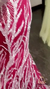 Robe 👗 de cocktail conçue sur mesure by Krysten's Brides- Robes Haute Couture La mariée dans sa robe, 1er essayage avant retouche. Nous expédions même sur la lune. Infoline: 2250709939801 | Krysten's Brides- Robes Haute Couture