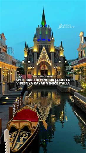 Spot baru di pinggir Jakarta yang vibes-nya kayak Venice, Italia 😍 Btw, ini di Phase 2 La Vela Green Lake City, dengan kanal air, jembatan kecil, lampu klasik, sampai fasad bangunan ala Eropa. Ambience sore ke malamnya cantik banget, dan area ini akan open for public mulai 27 Juni 2026. Kebayang nggak bakal serame apa pas opening nanti? #jakartaspotseeker