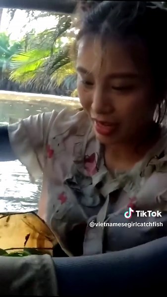 Vietnamese Beautiful girl Catching Fish h #girls #beautiful #fishing #camping #survival #BeautifulGirl
