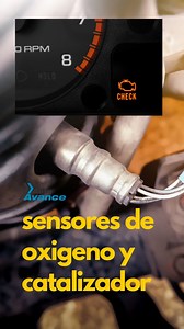 La luz de check engine ⚠puede encenderse debido a un catalizador obstruido, ya que los sensores de oxígeno (sensor 1 y sensor 2) detectan irregularidades en la eficiencia del sistema. El sensor 1, ubicado antes del catalizador, monitorea la mezcla aire-combustible y detecta si el motor está operando de forma rica o pobre. Si el catalizador está obstruido, las lecturas del sensor 1 pueden mostrar fluctuaciones anormales debido al aumento de presión en el sistema de escape. Por su parte, el sensor