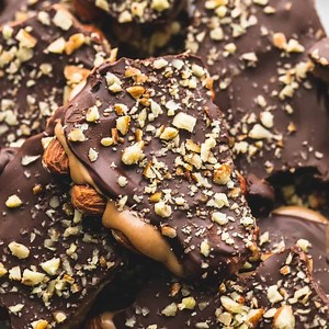 163K views · 1.8K reactions | EASY HOMEMADE ENGLISH TOFFEE- Easy Homemade English Toffee with crunchy almonds and creamy chocolate! No candy thermometer needed! RECIPE: https://www.lecremedelacrumb.com/easy-homemade-english-toffee/ | Creme de la Crumb | Facebook