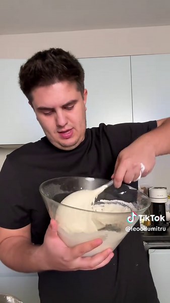 Incercarea nr 7383839393 de a face macarons, in sfarsit au iesit!!😭😭😭