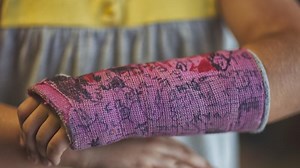 Adorable Video Shows Toddler's Reaction To Getting His Cast Removed - Blavity