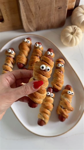 Halloween Recipe: Mummy crescent roll hot dogs 🌭