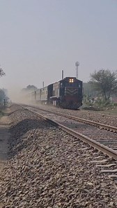 HGMu-30R on the lead of 33UP Pak Business Express #RailEyeshot #Okara #trendingreels #factaboutpakistanrailways #reelsviral #fypシ゚ #foryoupageシ #explorepage #PakistanRailways #PakBusiness #HGMU | Rail Eyeshot
