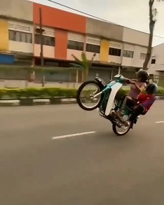 Amboi pandai betul dia pacak motor yr 😂 | Kapcai Jahat Kaki Tapau