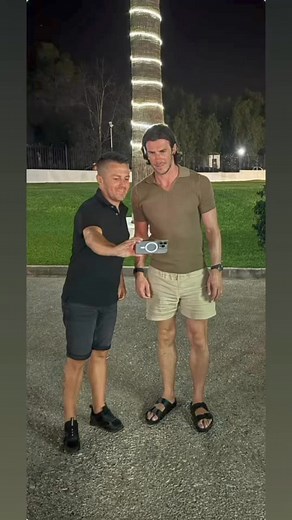 El ex jugador Del Real Madrid, Gare Bale recibe la visita del presidente de la Peña Madridista La Bella de Marbella. Coincidieron durante la cena del sábado en un restaurante tradicional como es el GAMONAL, un lugar elegido por los famosos cuando visita la ciudad. #HalaMadridYNadaMas#realmadrid#marbella#peñamadridista | Peña Madridista la Bella