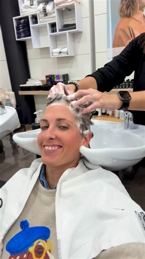Ana Ester Mena Martin on Instagram: "chicas mirad que pasada de tratamiento !!! Coloración ácida se.consigue realzar el tono del pelo natural o con color y mechas ,contiene proteinas y vit c,dura unos 20 lavados aproximadamente!! Mil gracias por esta colaboración !! Siempre mimándome ❤️❤️❤️ #tratamiento #belleza #cuidarse"
