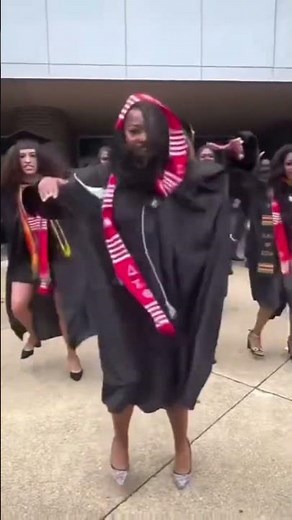 Gamma Iota chapter of Delta Sigma Theta at Hampton University graduating seniors 🐘🔺