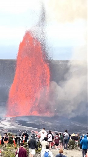Las impresionantes vistas desde el aire del volcán Kilauea (Hawaii): la lava explosión de la lava ya ha alcanzado los 200 metros y ha generado un flujo de magma de hasta 700 metros El volcán sigue escupiendo lava cada vez con más fuerza ante la mirada atónita de los turistas que visitan el Parque Nacional de los volcanes. Lleva activo desde diciembre. "La fuente de lava es la más alta vista en este volcán desde 1959", ha confirmado el usuario que ha compartido las imágene. 🎥@treehousechicks #la