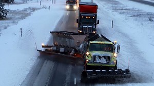 18-wheeler truck tailgates snow plow; WSDOT warns to give them some room