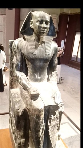 How did the ancient Egyptians manage to carve the statue of Khafre out of hard diorite? 🗿 A stone tougher than iron — harder than any tool known at the time! Unbelievable precision from over 4,500 years ago… The genius of the ancient Egyptians remains a mystery to scientists to this day 👑✨ #المتحف_المصري #مصرجميلة #مصر_القديمة #خفرع #الديوريت #EgyptianMuseum #BeautifulEgypt #AncientEgypt #Khafre #Diorite #Sphinx #Egyptology #VisitEgypt #GrandEgyptianMuseum #EgyptIsCalling #Afrocentric #African