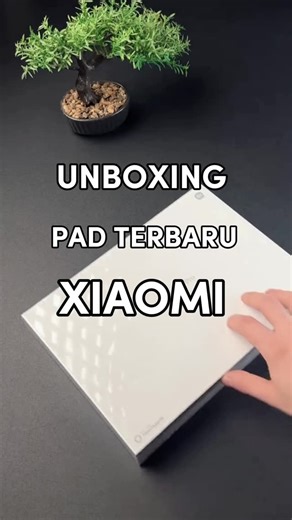 Ayu Pradina Sari || Bantu kamu nemuin produk Bermanfaat & Lucu on Instagram: "Unboxing Xiaomi Pad terbaru ✨ ini salah satu tablet Android yang bikin aku mikir, “Laptop masih perlu ga sih?” 😳 Layarnya 11,2 inci 3.2K — gede, tajam, scroll super halus 144Hz. Dipakai kerja lama ga capek mata, nonton juga puas. Performa-nya kencang. Multitasking, split screen, edit ringan, meeting online… aman semua. Yang bikin kaget: 📸 Kamera belakang 50MP — scan dokumen & foto tajam 🤳 Kamera depan 32MP — video c