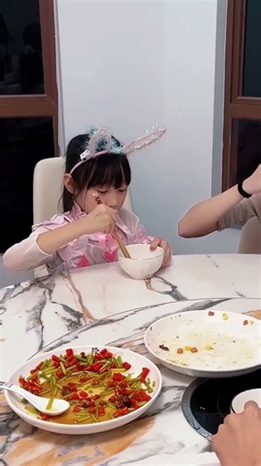 [Douluo Continent] Tang Wutong is such a sweet and caring daughter! #DouluoContinent #TangSan #Xi...