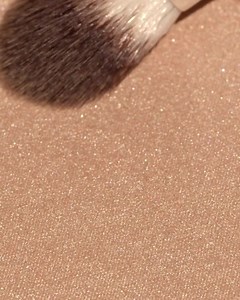 Magic powder. 💛 DayLite Highlighting Powder lends a soft sheen without settling into lines and pores. Pop it onto the high points of your face with our Blending Brush to instantly wake up your look. Shop: https://bit.ly/3wzP53I | ILIA Beauty