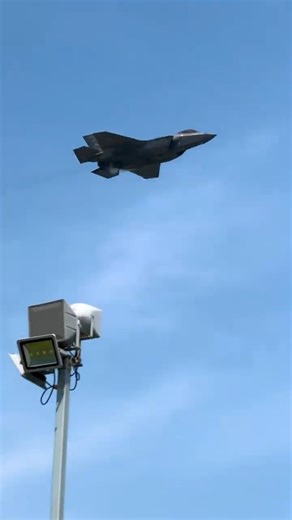 Nearly Supersonic Pass By An F-35 #osh25 #aviation