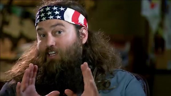 The guys have a fish-selling competition. | Duck Dynasty