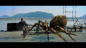 In the final battle with the giant spider, the beauty runs towards the spider with a bomb! 和巨型蜘蛛进行最后的决战，美女拿着炸弹跑向蜘蛛！ #狂暴魔蛛 #CrazySpider #优酷电影 #youkumovie | Youku Movie