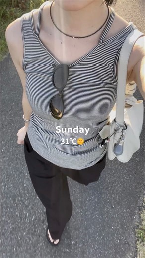 やまだ ゆかり on Instagram: "🗣️先週の1週間コーデ ⁡ 暑かったり涼しかったり台風きたり🌀 季節の変わり目もホワイトバッグがお供🤍 ⁡ ヤギ革で表面がツルッとしてるから、 汗ばむ時期も雨の日もお手入れしやすくて ヘビロテ🙆‍♂️ ⁡ 斜めがけもできるけど 最近肩掛けで持つことが多いな！ ⁡ 今週もまだまだ30度超えだ〜😅 ⁡ ⁡ #1週間コーデ#毎日コーデ#晩夏コーデ#モードカジュアル#アラサーファッション#30代コーディネート#モードカジュアルコーデ#パンツスタイル#ショルダーバッグ#レザーバッグ#ミニショルダー#ホワイトバッグ"