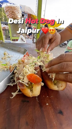 Vanshika Agarwal (AGRA) 🧿 on Instagram: "Desi Hot dog ❤️😍 📍Jaipur, Rajasthan Follow @tajholicfoodies #tajholicfoodies #streetfoodindia #trendingreels #reelsindia #foodvideo #foodblogfeed #jaipurfood #rajasthanfood #jaipurdiaries #hotdogs #cheeselover #breadrolls #cheeseburger #cheeselovers"