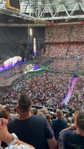 The Scientist ft. the crowd 🪐 #coldplay #musicofthespheresworldtour #thescientist #concert #amsterdam