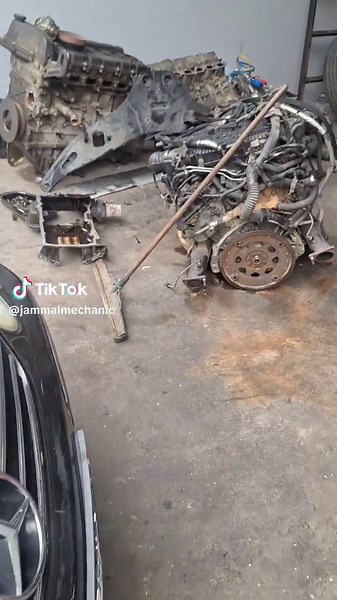 #w204 #foryou #explore #lebanon #saida #jammalmechanic #waterpump #الشعب_الصيني_ماله_حل😂😂 #mercedes #ranjrover