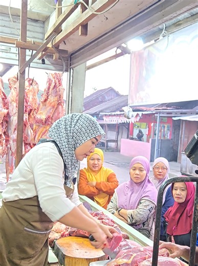 Kios Hj Wati Daging Buka Setiap Hari di Pasar Wonopolo Dempet Demak dari Jam 04.00-09.00 Pagi yaa😘 Yukk yang mau bisa langsung datang yaa dijamin Kwalitas Mantull dan segar🤩 Menerima Pesanan Acara, Hajatan dil bisa langsung hub 081225877302