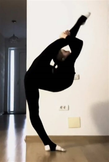 At least I’ll always have something interesting to show😂 use tone ai to practice flexibility ~idea @ana🩷 #flexibility #rhythmicgymnastics #skills #gymnastics #flexible