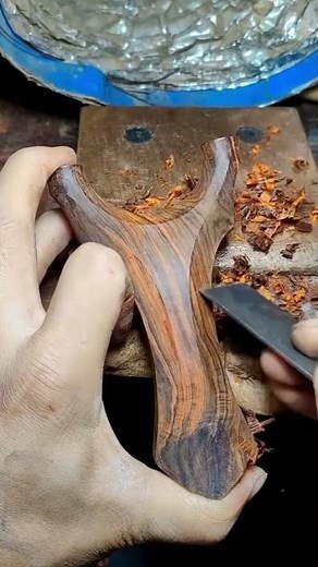 the process of carving wood into a catapult shape is simple and shiny.