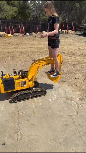 170K views · 4.4K reactions | Fun for the whole family with the 1/8 scale Komatsu PC1250 hydraulic excavator! 朗 No tilt? No problem l BUY NOW: https://www.toucanhobby.com/1/8ScalePC1250Excavator #HydraulicExcavator #RCHydraulic #RCExcavator #Komatsu #RCHobby #RCConstruction #RCModel #Toucanhobby #Lulu #RCChick | Toucanhobby RC Model | Facebook