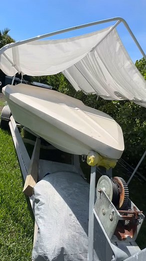 Luis on Instagram: "1990 checkmate 21 starflight : What color should I paint it? My ideas are all over the place . Open to suggestions! #boatbuild #checkmateboats #checkmatestarflite #diybuild"