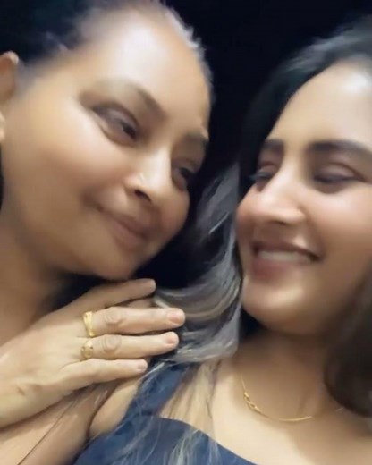 Baani Sandhu kissing 💋 Her Mother // Mom Daughter Love // Newly Uploaded Video On Instagram