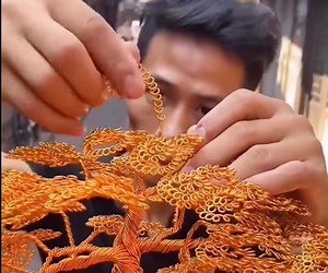 Watch These Artists Sculpt an Incredible Bent Wire Bonsai Tree