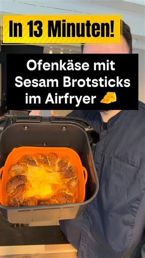 Ofenkäse im Airfryer – und dazu selbstgemachte, knusprige Brotsticks… 🤩😍 Leute, das ist einfach next level Comfort Food 🤤🔥 Außen goldbraun, innen cremig – perfekt zum Dippen & Teilen (oder auch nicht 😅) 📌 Zutaten: • 1 Ofenkäse • Brötchen aus Dose (zb. Knack & back) für die Brotsticks • Etwas Öl @aerfrypro • Sesam und Tomatengewürz @foodfinisherspices • Silikonform @knusperliebe.de 👨‍🍳 Zubereitung: Brötchen halbieren und so Brotsticks formen. Ofenkäse einschneiden und in Silikonform legen